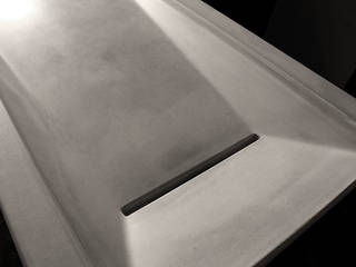 Asymmetrical Concrete Ramp Sink , Forma Studios Forma Studios Baños minimalistas