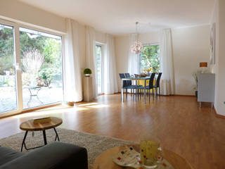 Zweifamilienhaus in Mülheim an der Ruhr / Einliegerwohnung , raumessenz homestaging raumessenz homestaging Salones modernos