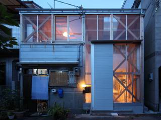 生野区 の長屋 - Row house of Ikunoku, 林泰介建築研究所 林泰介建築研究所 Casas de estilo ecléctico