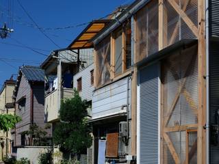 生野区 の長屋 - Row house of Ikunoku, 林泰介建築研究所 林泰介建築研究所 Casas de estilo ecléctico