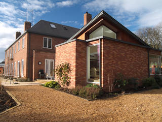 A Traditional English Country House: Lofties, Rayner Davies Architects Rayner Davies Architects Piscinas minimalistas