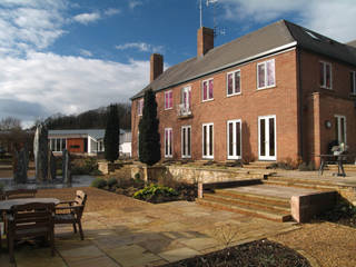 A Traditional English Country House: Lofties, Rayner Davies Architects Rayner Davies Architects Piscinas de estilo minimalista