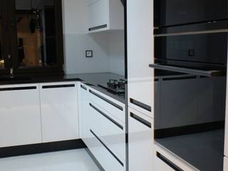 Połączenie bieli z czernią, MDF lakier połysk połączony z czarnymi uchwytami ze szkła Lacobel., ABC kuchnie ABC kuchnie Kitchen