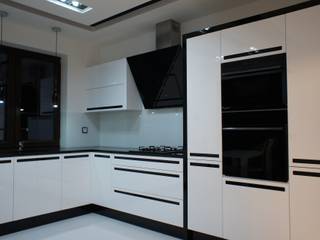 Połączenie bieli z czernią, MDF lakier połysk połączony z czarnymi uchwytami ze szkła Lacobel., ABC kuchnie ABC kuchnie Minimalistyczna kuchnia