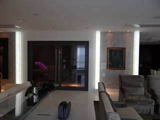 Colunas retroiluminadas com sistema Back Light, CAMASA Marmores & Design CAMASA Marmores & Design Living room