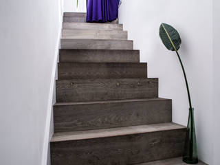 Peponi House - Back Door to Africa, STUDIO [D] TALE STUDIO [D] TALE Tropical style corridor, hallway & stairs