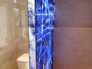 Leuchtkörper aus digital bedrucktem Glas als Raumteiler zwischen WC und Duschraum mit Schiebetür in der Front, RW Lifestyle - Hellglasmanufaktur RW Lifestyle - Hellglasmanufaktur Eclectic style bathroom