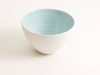 Tactile porcelain tableware, Linda Bloomfield Linda Bloomfield Столовая комната в стиле модерн