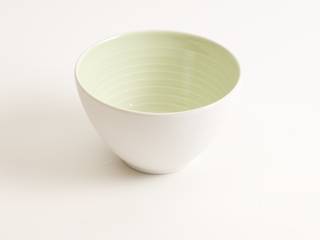 Tactile porcelain tableware, Linda Bloomfield Linda Bloomfield Modern dining room