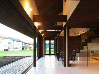高気密高断熱の大屋根の家, STUDIO POH STUDIO POH Country style corridor, hallway& stairs