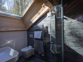 Dag Chamonix Chevallier Architectes Salle de bain moderne Imeuble,loger,Appareil de plomberie,Fenêtre,Salle de bains,Arbre,Bois,Propriété matérielle,Ombre,Sol