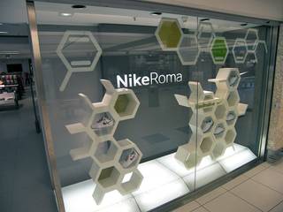 Progetto Vetrina ed Espositori NIKE HEXAGON, Un-real Studio Associato Un-real Studio Associato Espacios comerciales