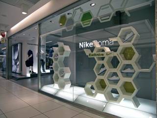 Progetto Vetrina ed Espositori NIKE HEXAGON, Un-real Studio Associato Un-real Studio Associato Espacios comerciales