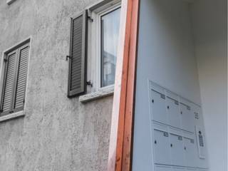 ​Shelter in Molveno, DANIELE GIRARDIA RCHITETTURA E DESIGN DANIELE GIRARDIA RCHITETTURA E DESIGN Minimalist corridor, hallway & stairs