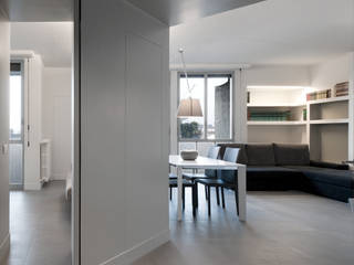 l'ingresso apre sul soggiorno e lo studio Tommaso Giunchi Architect Ingresso, Corridoio & Scale in stile moderno