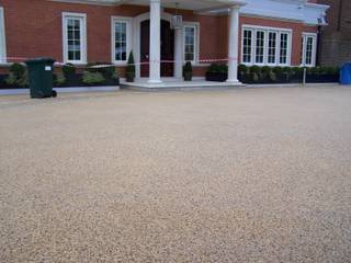 Domestic Driveways installation of resin bound paving, Permeable Paving Solutions UK Permeable Paving Solutions UK Nowoczesne ściany i podłogi