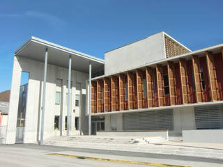 Lycée pro Beau de Rochas, DIGNE (04), ARCHITECTE NEVIERE ARCHITECTE NEVIERE Espacios comerciales