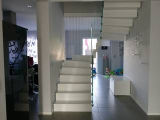 Faltwerktreppe Ramstein, lifestyle-treppen.de lifestyle-treppen.de Modern Corridor, Hallway and Staircase
