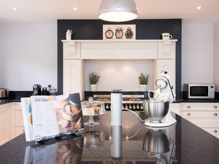 Mr & Mrs T, Kitchen - Woking, Surrey, Raycross Interiors Raycross Interiors Classic style kitchen