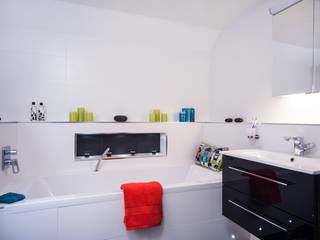 Mr & Mrs C - Bathroom - Woking, Surrey, Raycross Interiors Raycross Interiors Modern bathroom