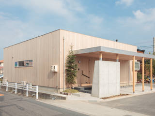 センターコートの家, 内田建築デザイン事務所 内田建築デザイン事務所 Casas de estilo ecléctico