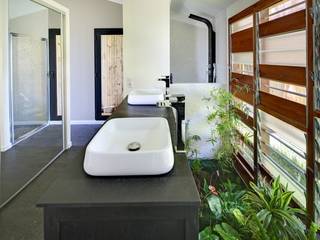 villa PAVARD, T&T architecture T&T architecture Ванная комната в тропическом стиле