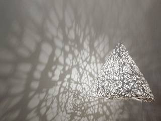 Luminaire blanc en dentelle de plâtre, Natalie Sanzche Natalie Sanzche 모던스타일 거실