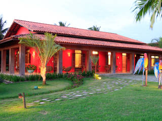 Casa Vermelha, Andréa Calabria Arquitetura Andréa Calabria Arquitetura Country style balcony, veranda & terrace