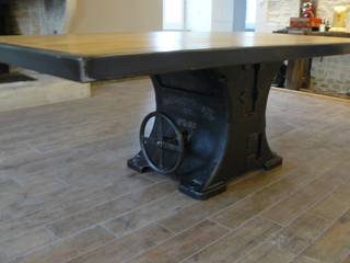 Table industrielle pied central fonte, mai.b.store mai.b.store Industrial style dining room