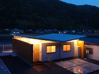 Butterfly House "One-story building that flaps like a butterfly", 土居建築工房 土居建築工房 Small houses Wood Brown