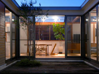 A house with a courtyard"Hybrid house with garage", 土居建築工房 土居建築工房 Small houses