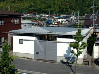 A house with a courtyard"Hybrid house with garage", 土居建築工房 土居建築工房 Small houses White