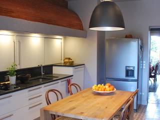 Rénovation d'une cuisine à Cassis, FLEURY ARCHITECTE FLEURY ARCHITECTE クラシックデザインの キッチン