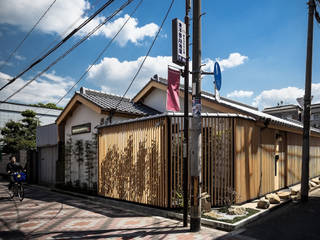 A house with characteristic gardens, 株式会社seki.design 株式会社seki.design Asian style house