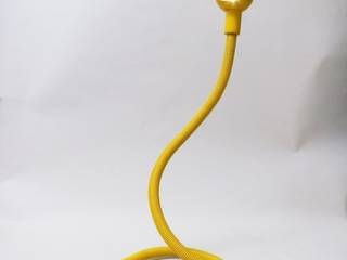 Lampe serpent jaune des Années 70, MODERNARIATO MODERNARIATO Salon minimaliste