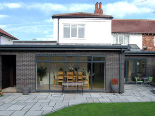 Modern Black Brick House Extension with Bi-Fold Doors and Metal Roof, Grant Erskine Architects Grant Erskine Architects Anexos de estilo moderno