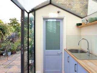 Glazed link to outhouse in Dulwich, Circumflex Chartered Architects Circumflex Chartered Architects Country style kitchen