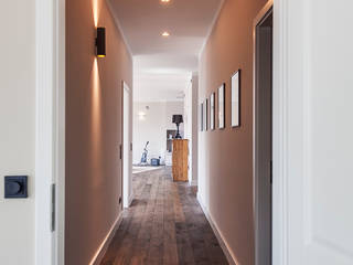 High End Dachgeschoss Ausbau, 16elements GmbH 16elements GmbH Modern corridor, hallway & stairs