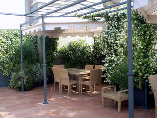Un terrazzo molto esposto, Rossana Parizzi Rossana Parizzi Balcone, Veranda & Terrazza in stile moderno
