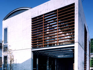 A house with a courtyard "A simple courtyard that spreads vertically and horizontally with grating", 土居建築工房 土居建築工房 Single family home