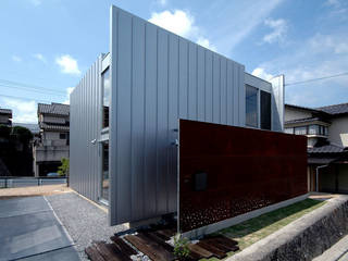 Wing House "Eco-house with wings that attracts wind and light", 土居建築工房 土居建築工房 Wooden houses