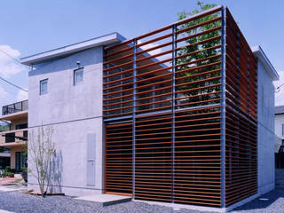 Louver House "Courtyard that interacts with nature", 土居建築工房 土居建築工房 Single family home Wood Brown