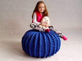 Crochet round pouf, footstool, knitted ottoman, table model LONDON, RENATA NEKRASZ art & design RENATA NEKRASZ art & design Scandinavian style living room