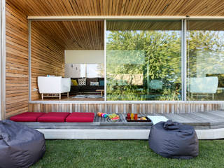 dezanove house designed by iñaki leite - view to the living Inaki Leite Design Ltd. Puertas y ventanas de estilo moderno