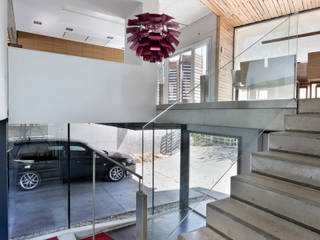 dezanove house designed by iñaki leite - open stairs Inaki Leite Design Ltd. Pasillos, vestíbulos y escaleras modernos