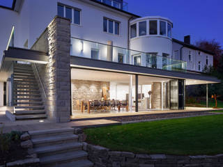 Glas-Faltwand am Herrenhaus, Solarlux GmbH Solarlux GmbH Balcone, Veranda & Terrazza in stile moderno