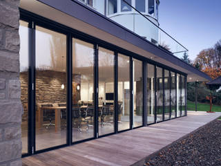 Glas-Faltwand am Herrenhaus, Solarlux GmbH Solarlux GmbH Modern style balcony, porch & terrace