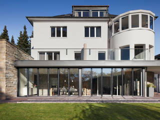 Glas-Faltwand am Herrenhaus, Solarlux GmbH Solarlux GmbH Modern balcony, veranda & terrace