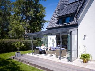 Rundum geschütztes Glashaus, Solarlux GmbH Solarlux GmbH Modern balcony, veranda & terrace