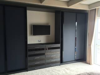 BLACK ON BLACK SLIDING DOOR UNIT - FARRINGDON LONDON, Bravo London Ltd Bravo London Ltd Salas modernas